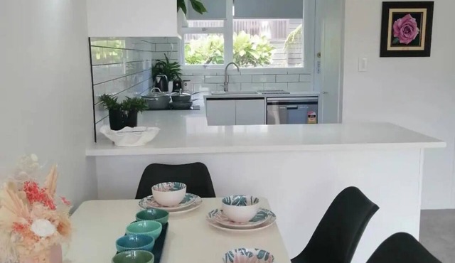 Gorgeous 2 Bed Rooms & Garage Centre Takapuna in Auckland