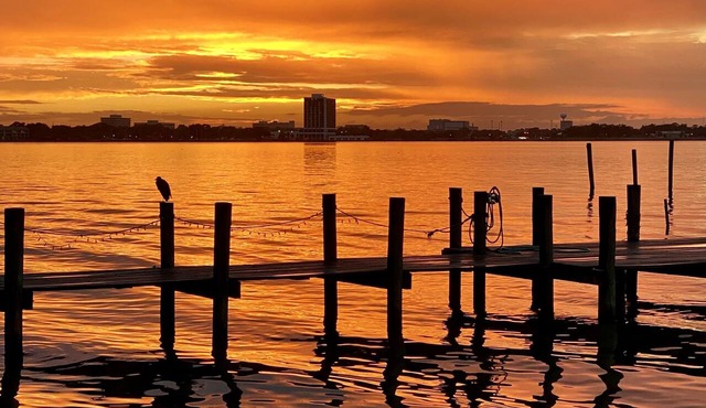 Gorgeous, 3 rm 3.5 bath w/huge patio under home minutes from Kemah water front. in Kemah