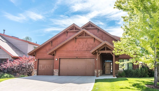 Gorgeous 3-story home, private hot tub