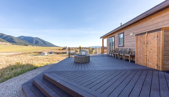 Gorgeous Secluded Villa with Hot-tub, Fire Pit and Games in Etna, Wyoming