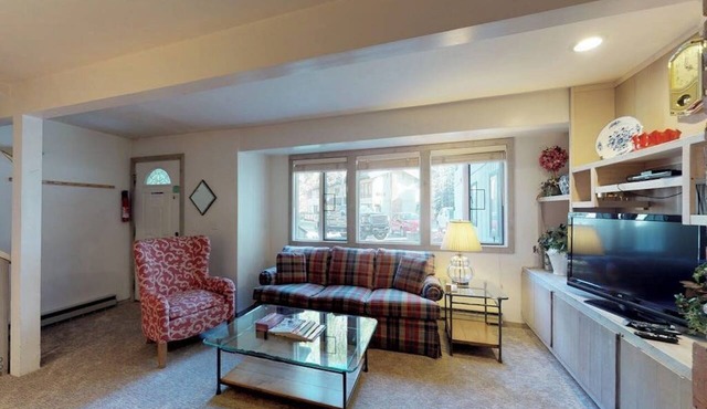 Great Ski Condo w/Pool and Hot Tub Access - Walk to Lifts
