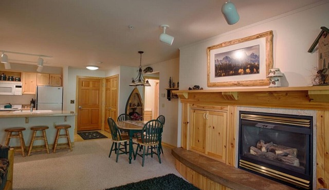 Grizzly Bear Den: Near Targhee, Sleeps 6, Hot Tub