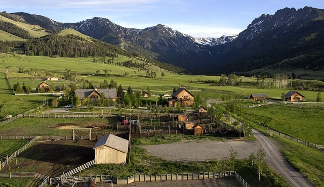 Grizzly Creek Ranch-Stunning, rustic elegant ranch retreat near Yellowstone!
