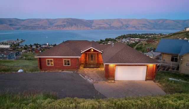 Grizzly Lodge Bear Lake | Sleeps 33, Hot Tub, Game Room, Hot Tub, Lake Views!
