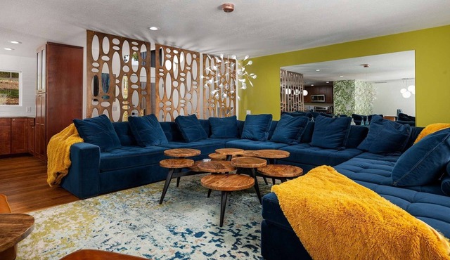 Groovy Pad, Billiards, Firepit, 5 Private King Rooms w/own Vineyard-View Balconies in Dundee