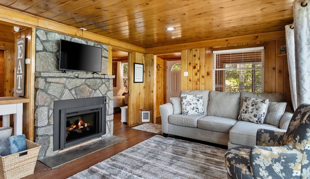 Hayden lake gem steps to water/dock with deck, WD & firepit - dog-friendly in Hayden