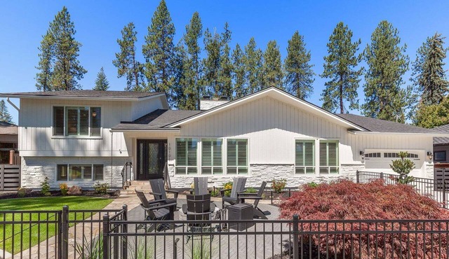 Hayden Lake Luxury Home: Hot Tub, Pine Trees & Perfect Stays