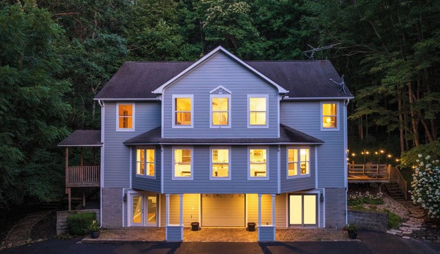 Hillside Retreat-Hot Tub · Game Room · Sleeps 12 - 4BD/5BA - 2 min to Rock House in Laurelville