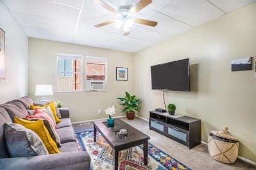 Historic Avenues Apt - Explore Downtown by Foot
