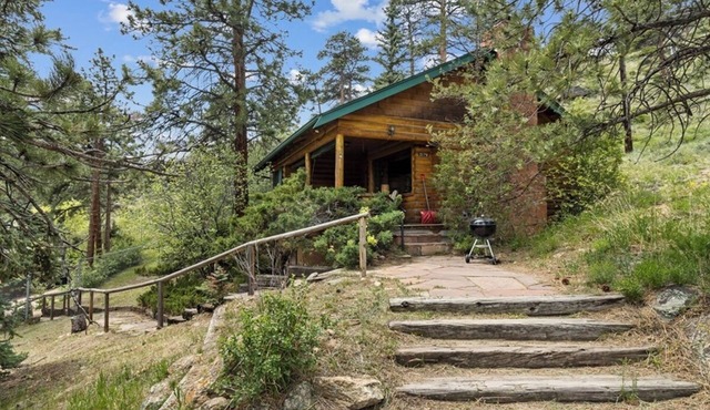 "Historic Mountainside Cabin At Braeside" Pet friendly.