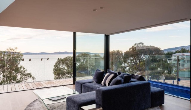 'Hobart' - Waterfront penthouse with private heated pool in Hobart