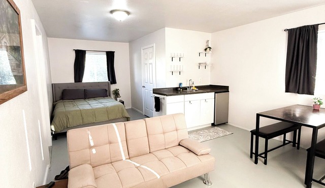 Hobby Farm Hideaway: Quiet, Private Guest Suite with Yard in Ferndale, WA