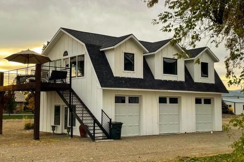 Home w/Farmstyle Loft & Views, Mins to Dtwn