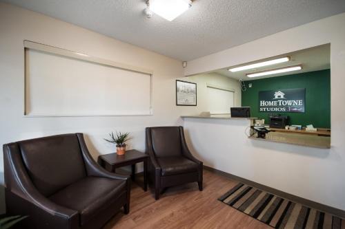 HomeTowne Studios by Red Roof Seattle - Kent/Des Moines in Des Moines