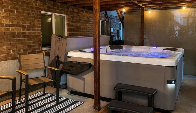 Hot Tub+Game Room, 8 Ski resorts + SLC | Sleeps 14