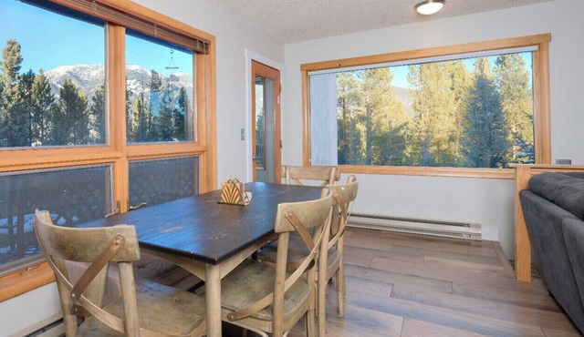 Hot tub, Sauna, summer Pool in The Great Outdoors! Clean & comfy beds.