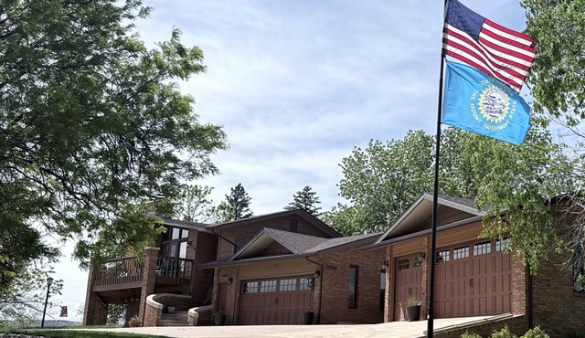 Hub to Black Hills, 1 acre in city, 2 King beds, 3BR, 2 1/2 BA,dbl heated garage in Rapid City