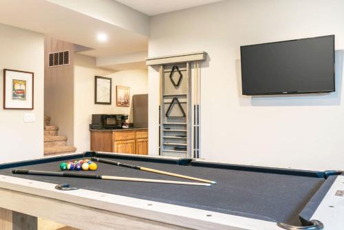 Huge Chalet Theater Hot Tub Gym