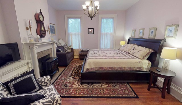 Hyde House Lilac Suite near Hocking Hills, Ohio University, Athens & Logan in Nelsonville