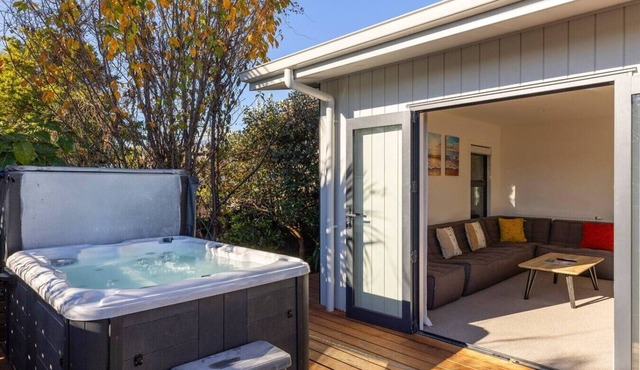 Idyllic Getaway - stylish and relaxing getaway with private spa in Taupō