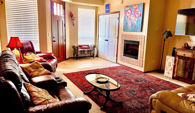 Immaculate w/all you need. Min 14 days. CDA 6 miles. Book directly with host.
