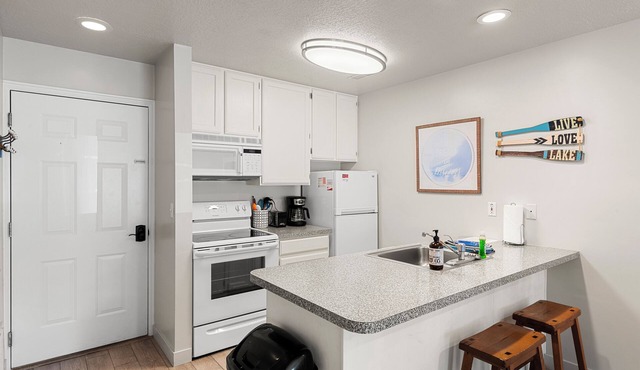 Inn Building Condo #106 Mountain View | 1 Bed, 1 Bath