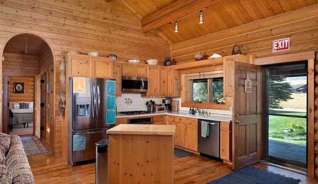 Intimate Off-Grid Cabin with Fire Pit and Mountain Views in Montana