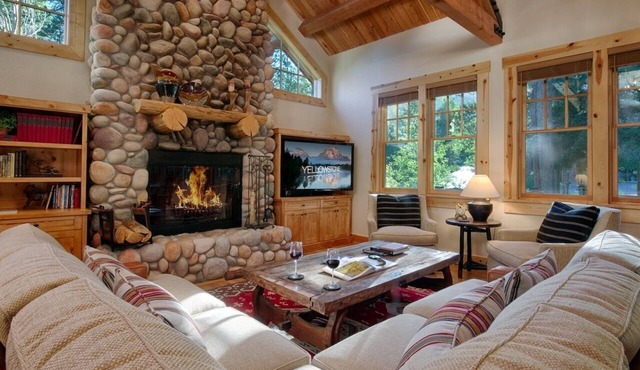 JHRL - Elegant and Western 4-bedroom Homestead - Private hot tub in the woods