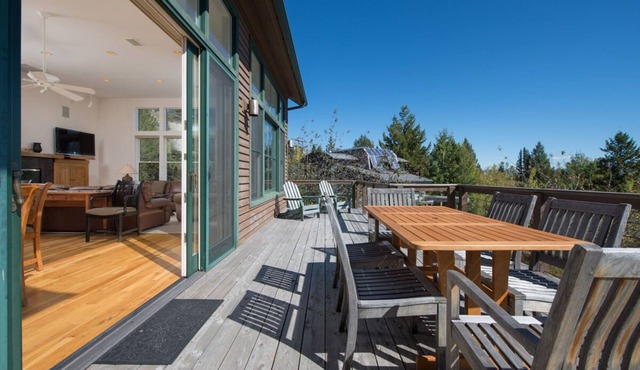 JHRL - McBean House, Contemporary 4-bedroom Home - 5 Minute walk to Base, private Hot Tub