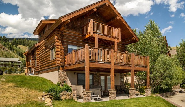 Kings Cabin: Stunning 3-bedroom retreat on Hebgen Lake, 16 mins from Yellowstone.