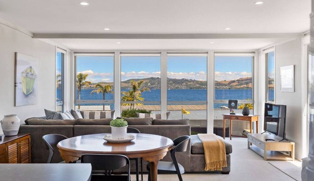 Lake View Magic - 2BR Gem with Thermal Pool & Deck Overlooking the Lake in Taupō
