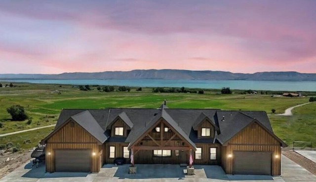 Lake View on 20 Acres-Hot Tub-Brand New-7 Bed/4Bath-Game Room/Basketball Court