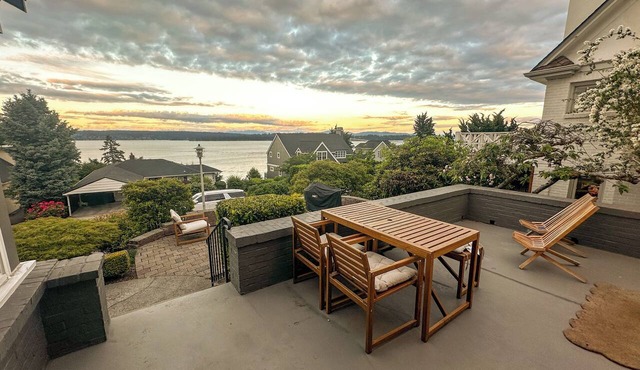 Lake Views Galore! - 5 minutes to University Light Rail - Premium Neighborhood in Seattle