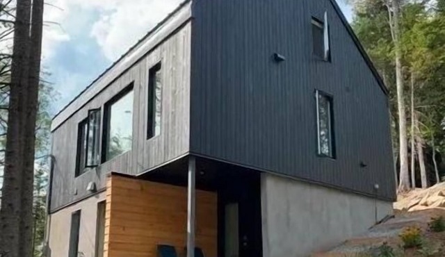 Lakefront cottage in the Laurentians in Saint-Adolphe-d'Howard