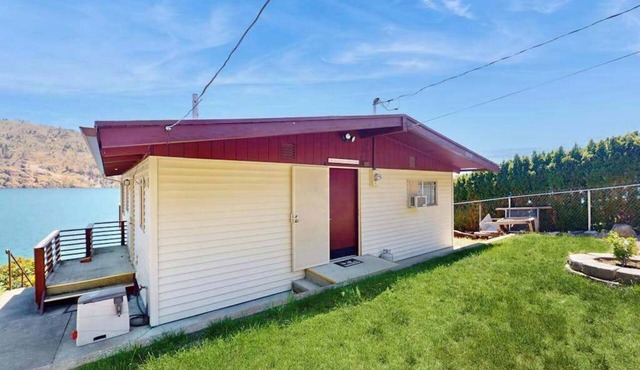 Lakefront 1BR with large deck, grill, & fast WiFi in Chelan