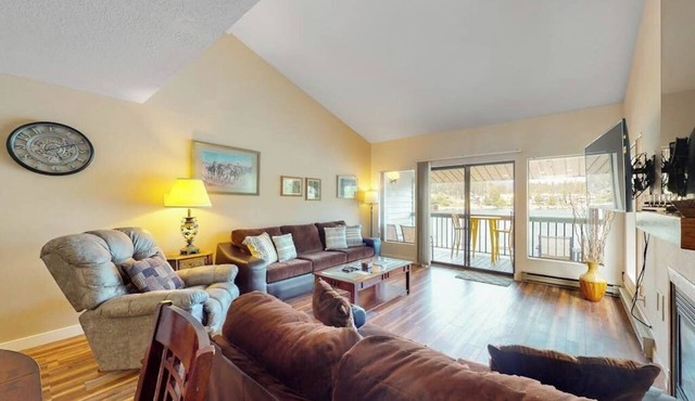 Lakefront condo with balcony, stunning views, fast WiFi & W/D in Bigfork