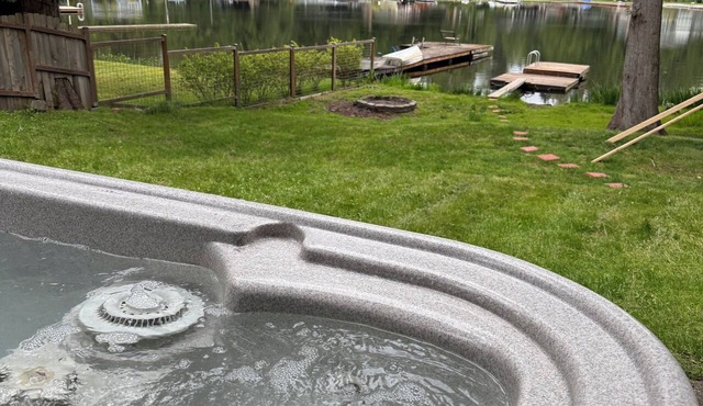 Lakefront Cottage in Kent +hot tub+ firepit+ Canoe