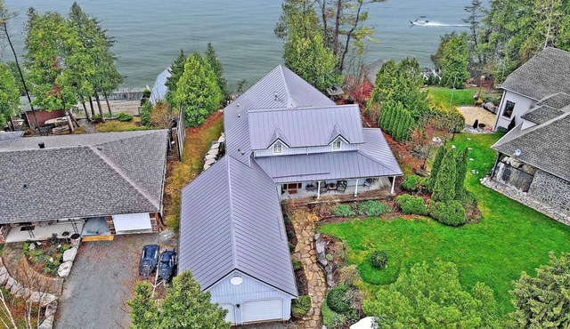 Lakefront Cottage w/Hot Tub, BBQ Grill, Deck, Fire Pit, Fire Place, Sauna, Dock. in Beaverton