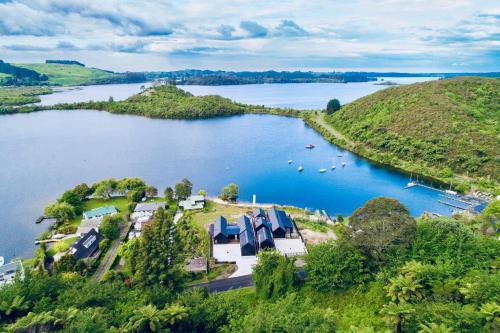Lakefront Luxury - Lake Rotoiti Holiday Home in Rotorua