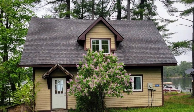 Lakefront Muskoka Beautiful Cottage in Gravenhurst