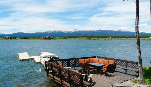 Lakefront Retreat4BR/2BAprivate boat slipRV Hookup