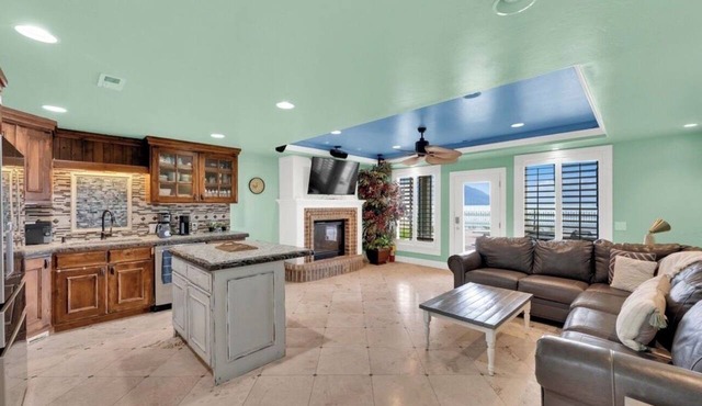 Lakefront walkout basement apartment 4bed2bath with swimming pool use option