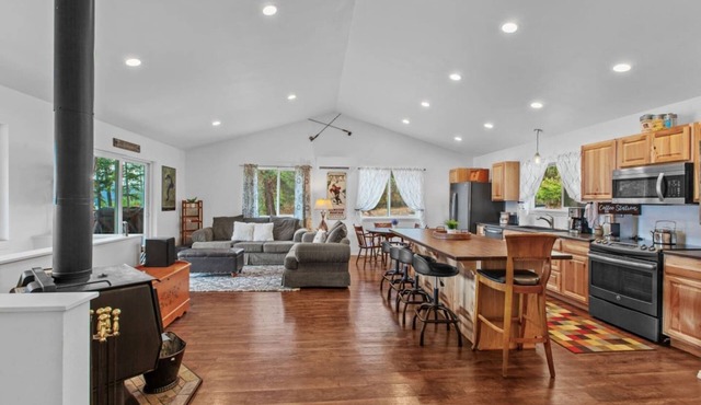 Lakeview Terrace Retreat with Hot Tub