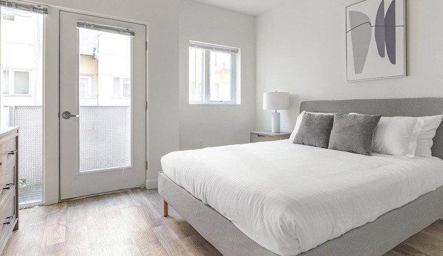 Landing | Chic Studio, Gym, Courtyard in Portland