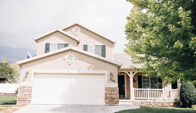 Large 5-Bedroom Home with AC Ideal for Groups & Family Trips