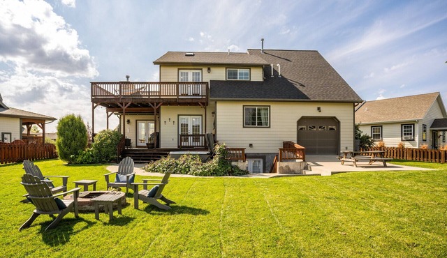 Large home w/hot tub, cinema, bar/game room