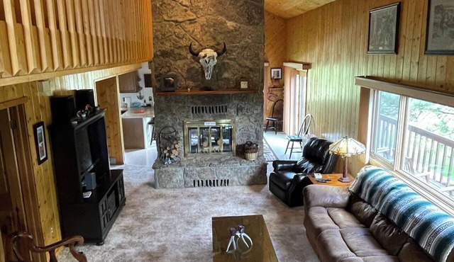 Lazy Deer Lodge - 4 bedroom, deck, big yard, pool table