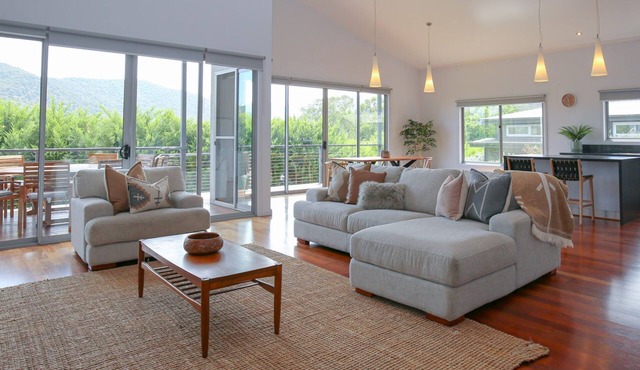 LEADER VIEWS : Bright in Bright