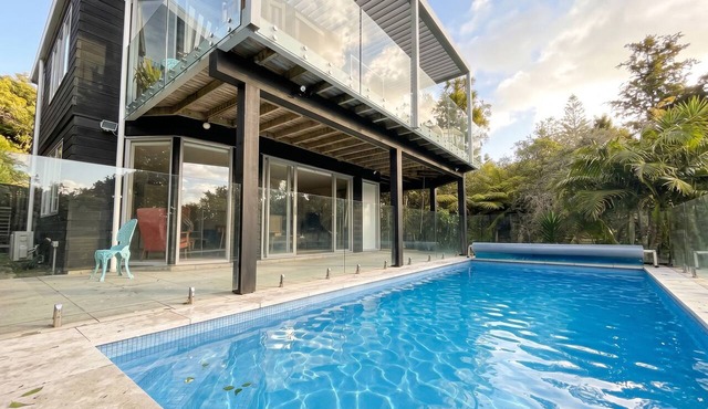 Live on Holiday – 5-Bedroom Home with Pool in North Shore
