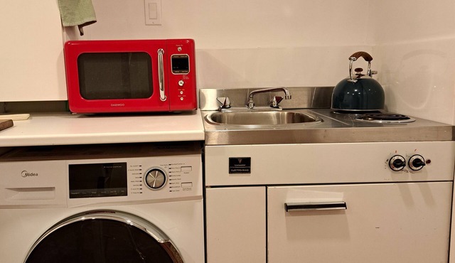 Live work studio with kitchenette, ensuite, office, private in Toronto
